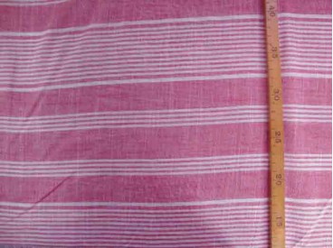 Dunne katoen met offwhith/rode breedte streep. Chambre look. Kan ook in de lengte worden verwerkt. Katoen e.d. 1.40 mtr. breed.