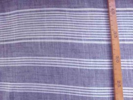 Dunne katoen met offwhith/grijze breedte streep. Chambre look. Kan ook in de lengte worden verwerkt. Katoen e.d. 1.40 mtr. breed