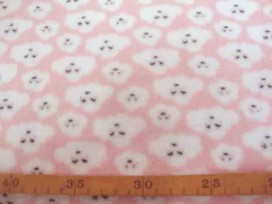 Coral fleece roze met witte poedelkopjes. Aan 2 kanten superzachte rekbare fleece.  100% Polyester  1.50 mtr. breed  225 Gr./M2