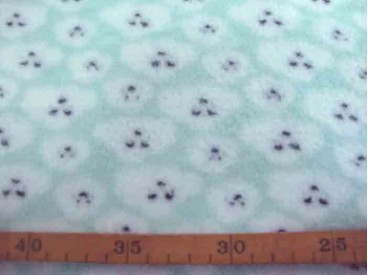 Coral fleece mintgroen met witte poedelkopjes. Aan 2 kanten superzachte rekbare fleece.  100% Polyester  1.50 mtr. breed  225 Gr