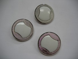 Bizzkids knoop. Zilveren plastic knoop met wit figuur 28 mm.