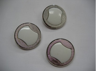 Bizzkids knoop. Zilveren plastic knoop met wit figuur 28 mm.