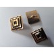 Een vierkante metalen dames knoop in goud/zwart. 15x15mm.