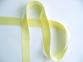 Zachtgeel satijnlint van 10 mm. breed. Dubbel faced.