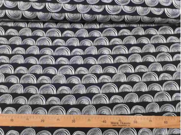 Een zwarte poplin katoen met halve witte boomstammetjes. 100% katoen 1,40 mtr. breed