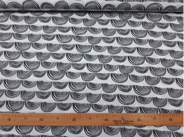 Een witte poplin katoen met halve zwarte boomstammetjes. 100% katoen 1,40 mtr. breed
