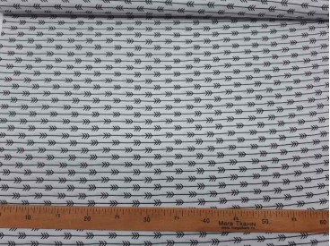 Een witte poplin katoen met zwarte doorlopende pijltjes 100% katoen 1,40 mtr. breed