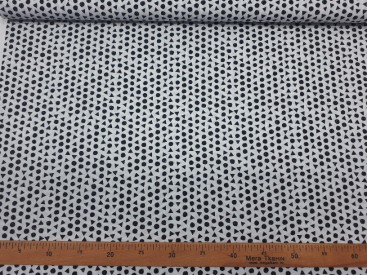 Een witte poplin katoen met zwarte kleine driehoekjes en cirkels. 100% katoen 1,40 mtr. breed