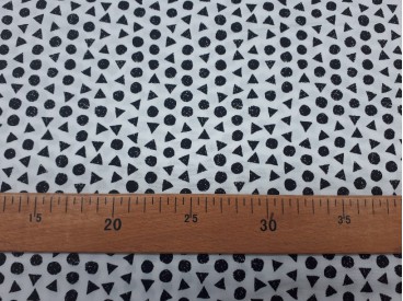 Een witte poplin katoen met zwarte kleine driehoekjes en cirkels. 100% katoen 1,40 mtr. breed