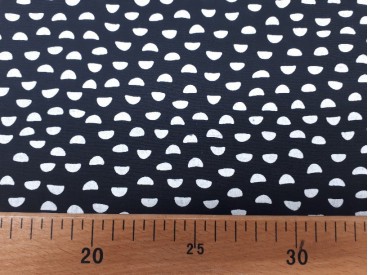 Een zwarte poplin katoen met witte kleine halve cirkels 100% katoen 1,40 mtr. breed