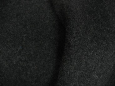 Een mooie zware kwaliteit voorgekookte antracietkleurige bouclé wol. Iets gemêleerd.  Rafelt niet!  100% wol  1.45 mtr. br.  410