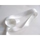 Wit satijnlint per rol van 25 meter. Een hele mooie kwaliteit dubbelzijdig satijnlint.  25 mm breed  100 % polyester