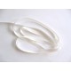 Off white satijnlint per rol van 25 meter. Een hele mooie kwaliteit dubbelzijdig satijnlint.  10 mm breed  100 % polyester