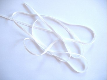 Off white satijnlint per rol van 50 meter. Een hele mooie kwaliteit dubbelzijdig satijnlint.  3 mm breed  100 % polyester