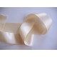 Creme satijnlint per rol van 25 meter.  Een hele mooie kwaliteit dubbelzijdig satijnlint.  38 mm breed  100 % polyester
