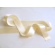 Creme satijnlint per rol van 25 meter. Een hele mooie kwaliteit dubbelzijdig satijnlint.  25 mm breed  100 % polyester