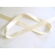 Creme satijnlint per rol van 25 meter. Een hele mooie kwaliteit dubbelzijdig satijnlint.  15 mm breed  100 % polyester