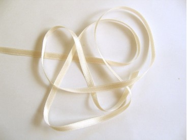 Creme satijnlint per rol van 25 meter.Een hele mooie kwaliteit dubbelzijdig satijnlint.  6 mm breed  100 % polyester