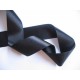 Zwart satijnlint per rol van 25 meter. Een hele mooie kwaliteit dubbelzijdig satijnlint.  38 mm breed  100 % polyester