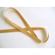 Goud kleurig satijnlint per rol van 25 meter. Een hele mooie kwaliteit dubbelzijdig satijnlint.  10 mm breed  100 % polyester