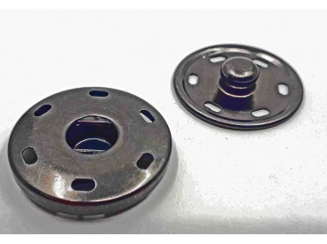 Naaibare zwarte drukknoop met een doorsnee van 30mm.  1 Drukknoop bestaat uit 2 delen, een mannetje en een vrouwtje.