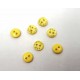 Een klein mini knoopje van Fun for Kids. Kleur geel.  Doorsnee 9mm  Met 2 gaatjes
