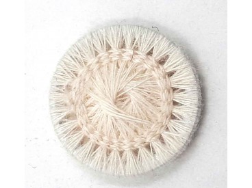 Offwhite kleurige opnaaibare pailletten. 10 stuks per zakje.  Doorsnee 12 mm.  De prijs is voor 1 zakje met 10 pailletten