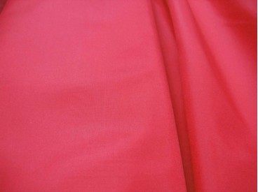 Een bordeaux polyester voering.  100% polyester  1.45 mtr. breed.