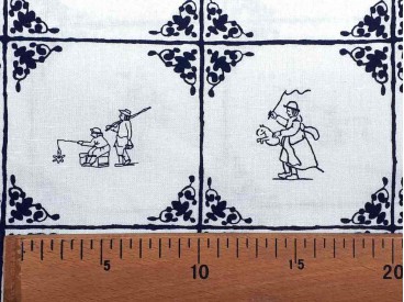 Linnen Delftsblauw met zwarte oud Hollandse kinderspelen. De ruit is 10 x 10 cm. 100% Linnen 1.40 mtr.br.