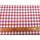 Een met rode boerenbont ruit bedrukte canvas, die iets wat stug aanvoelt.  Het ruitje is 7 x 7 mm. 100% katoen 1.50 mtr. br.