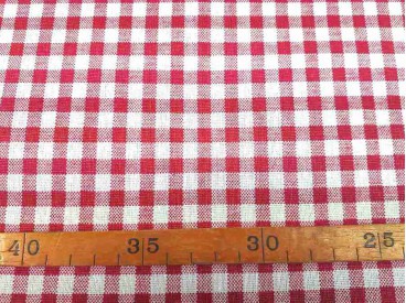 Een met rode boerenbont ruit bedrukte canvas, die iets wat stug aanvoelt.  Het ruitje is 7 x 7 mm. 100% katoen 1.50 mtr. br.