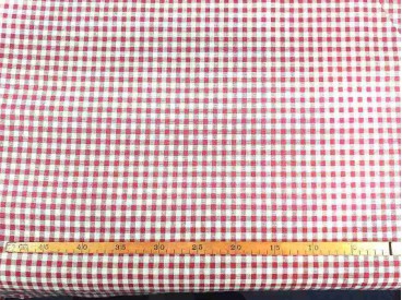 Een met rode boerenbont ruit bedrukte canvas, die iets wat stug aanvoelt.  Het ruitje is 7 x 7 mm. 100% katoen 1.50 mtr. br.