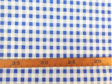 Een met kobaltkleurige boerenbont ruit bedrukte canvas, die iets wat stug aanvoelt.  Het ruitje is 7 x 7 mm. 100% katoen 1.50 mt