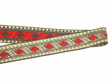 Goudkleurig sinterklaasband met een helderrode  ruit. Uitstekend geschikt voor Sinterklaaspakken en Zwarte Piet kleding. 30 mm. 