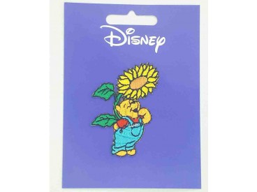 Een Winnie the Pooh applicatie,  met een afmeting van  6 x 4.5 cm.   Opstrijkbaar. Winnie staand onder de zonnebloem.           