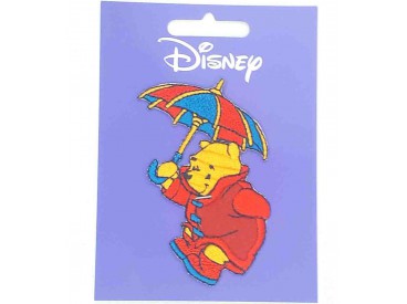 Een Winnie the Pooh applicatie,  met een afmeting van  8 x 6 cm.   Opstrijkbaar. Winnie onder de paraplu
