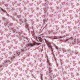 Een oudroze poplin/katoen met rood/roze roosjes. 100% Katoen 1.45 mtr. br. 110 gram p/m2
