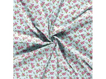 Een mintgroene poplin/katoen met roze/rode roosjes. 100% Katoen 1.45 mtr. br. 110 gram p/m2