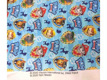 Een lichtblauw/witte poplin/katoenen breedtestreep met Paw Patrol Dog gezichtjes op schildjes 100% katoen 1.50 mtr. br 120 Gr/M2