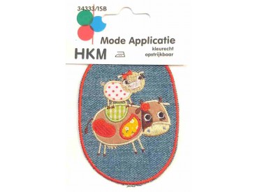 Opstrijkbare applicatie, midden jeans met helder rood randje.  Koe met big.  Geschikt voor een kniestuk.  10 x 7.5 cm.