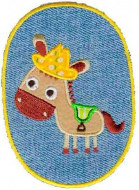 Opstrijkbare applicatie midden jeans.  Paard met hoed en zadel  Heel geschikt voor een kniestuk.  10 x 7 cm.