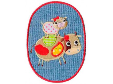 Opstrijkbare applicatie, midden jeans met helder rood randje.  Koe met big.  Geschikt voor een kniestuk.  10 x 7.5 cm.