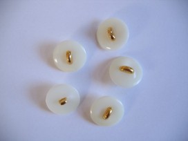 Witte kunststof bruidsknoop met goudkleurig streepje. 22 mm. doorsnee.