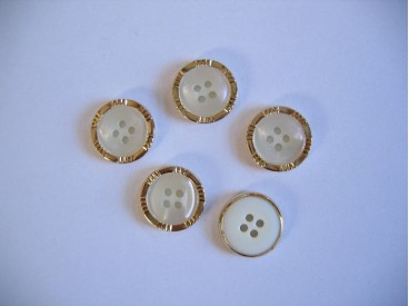 Witte kunststof bruidsknoop met gouden rand. 18 mm. doorsnee