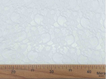 Jacquard kant stof effen wit met bloemenstiksel wat erop ligt.  Rekt in de breedte en voelt zacht aan.  140 cm breed 