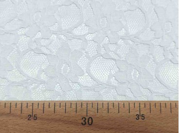 Jacquard kant stof effen wit met bloemenstiksel wat erop ligt.  Rekt in de breedte en voelt zacht aan.  140 cm breed 