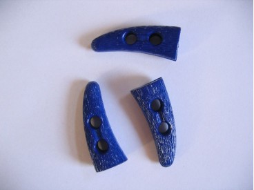 Kobalt kleurige kunststof knebelknoop. 40 x 15 mm.