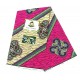 Afrikaanse wax stof. Schuine banen en grote ornamenten. O.a. paars zand en pink