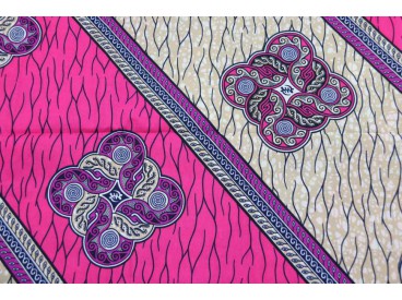 Afrikaanse wax stof. Schuine banen en grote ornamenten. O.a. paars zand en pink