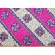 Afrikaanse wax stof. Schuine banen en grote ornamenten. O.a. paars zand en pink